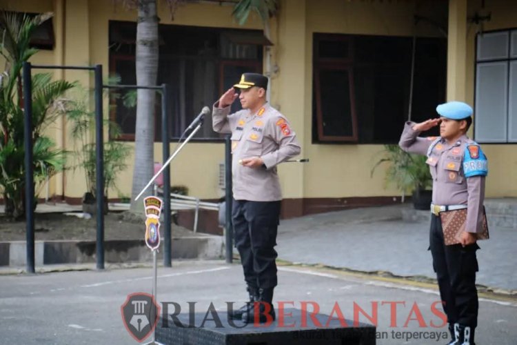 Kapolresta Pekanbaru Pimpin Apel Pertama,Ajak Personil Tingkatkan Profesionalitas