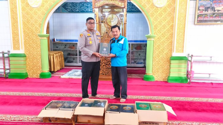 Kapolres Kampar Serahkan 75 Al-Qur'an, Wujud Cinta Polri pada Agama!