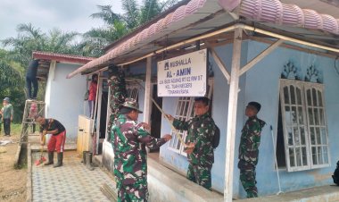 Kemanunggalan TNI-Rakyat Terlihat Saat Mushola Al-Amin Dicat Bersama