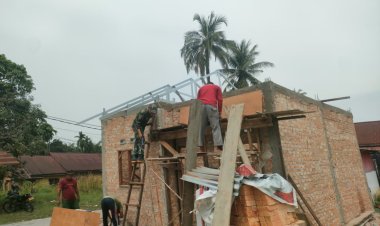 Pemasangan Dak Teras Rumah Bapak Saudi, TMMD ke-127 Hadirkan Perubahan