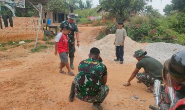 Humanis dan Penuh Canda, Satgas TMMD Kodim 0301/Pekanbaru Berbaur dengan Anak-anak Tuah Negeri