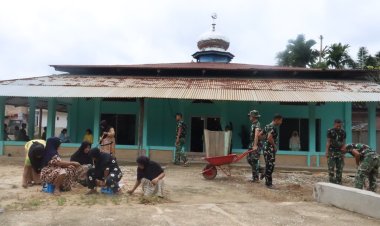 Bahu Membahu di Bawah Gerimis, TMMD 127 Siapkan Kebersihan Masjid Nurul Ikhlas untuk Ramadhan