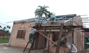 Progres RTLH Capai 67 Persen, Satgas TMMD ke-127 Kodim 0301/Pekanbaru Pasang Atap