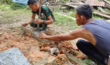 Gotong Royong Hangat Satgas TMMD, Teras Rumah Warga Mulai Terpasang