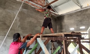Bahu-Membahu Wujudkan Rumah Layak, Satgas TMMD Ke-127 Kodim 0301/Pekanbaru Pasang Rangka Plafon RTLH