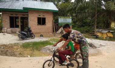Sentuhan Humanis TMMD 127, Prajurit TNI Hadirkan Tawa Anak-Anak di Tuah Negeri