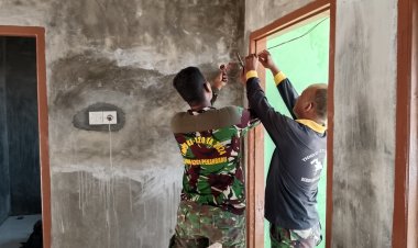 Langkah Kecil Penuh Arti: Satgas TMMD Pasang Instalasi Listrik di RTLH Almarhum Yudarfis