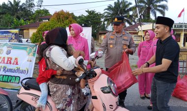 Polsek Kampar dan Bhayangkari Gelar Aksi Berbagi Takjil di Jalan Raya, Bangun Kehangatan Ramadhan dan Sinergi Bersama Masyarakat