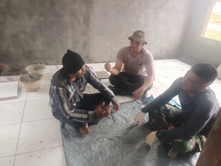 Tawa di Sela Pekerjaan, Bukti Kekompakan Satgas TMMD ke-127 Bersama Warga Tenayan Raya