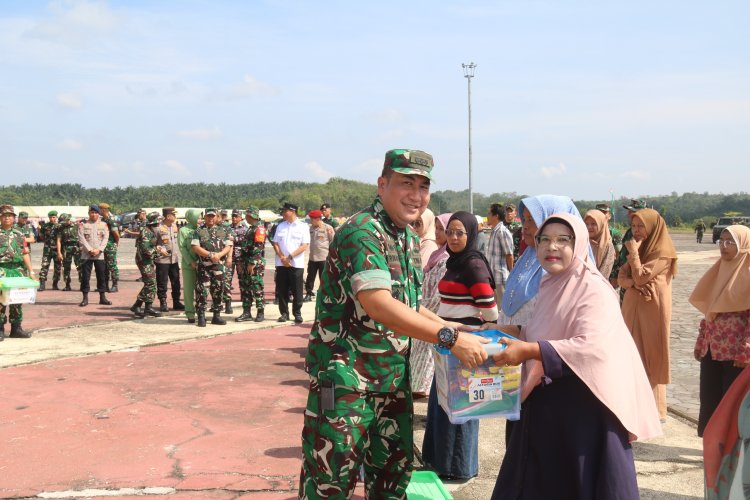 Hangatnya Kebersamaan di Penutupan TMMD ke-127, 500 Paket Sembako Disalurkan untuk Warga