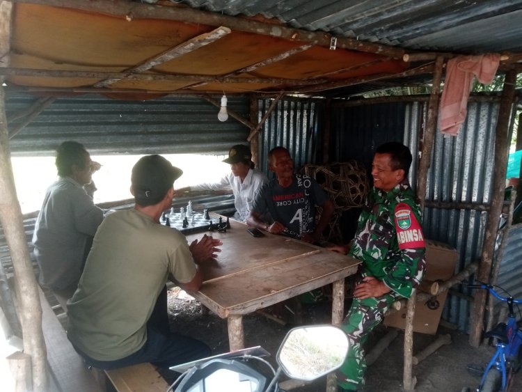 Lewat Komsos, Babinsa Sertu Wahyu Suseno Pererat Silaturahmi dengan Warga Rumbai Barat