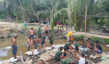 Bersatu di Tengah Lumpur, TNI dan Warga Bangun Harapan Lewat Jembatan Garuda Armco