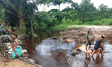 Tanggul Jebol Akibat Banjir, Personel Kodim 0301/Pekanbaru Bergerak Cepat Lakukan Perbaikan
