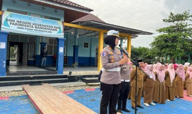 SATLANTAS POLRES KAMPAR GELAR PGTS DAN GREEN POLICING DI SMK KESEHATAN & PARIWISATA – BERI EDUKASI LALU LINTAS, BIBIT TANAMAN, DAN HELM