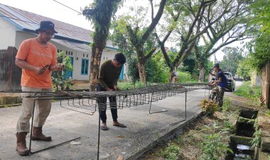 Gotong Royong TNI dan Warga Warnai Pembangunan Jembatan Garuda Beton di Labuh Baru Barat