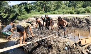 Personel Kodim 0301/Pekanbaru dan Warga Kompak Pasang Rangka Pondasi Besi Jembatan