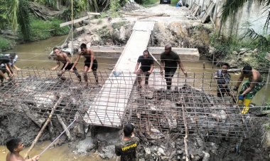 Semangat Gotong Royong Warnai Pemasangan Rangka Besi Cor Jembatan di Rumbai