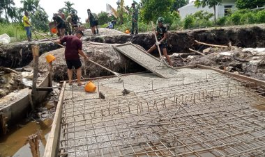 Kompak dan Penuh Semangat, TNI-Warga Laksanakan Pengecoran Jembatan di Jalan Fajar