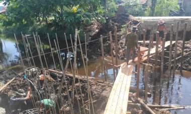 Pembangunan Jembatan Garuda Beton Tahap IV Terus Berjalan, TNI dan Warga Kompak Pasang Rangka Besi Cor