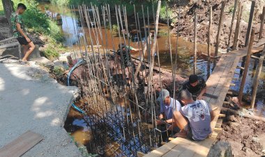 Personel Kodim 0301/Pekanbaru dan Warga Lanjutkan Perakitan Besi Pondasi Jembatan Beton Tahap IV