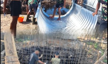 Semangat Idul Adha, Personel Kodim 0301/Pekanbaru Tetap Lanjutkan Pembangunan Jembatan Garuda
