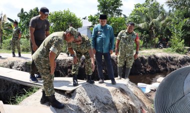 Kasdam XIX/Tuanku Tambusai Tinjau Pembangunan Tiga Jembatan untuk Akses Masyarakat di Payung Sekaki