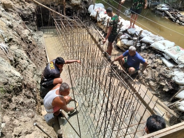 Pengecoran Pondasi Jembatan Garuda, Bukti Sinergi TNI dan Masyarakat