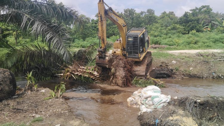 Percepatan Pembangunan Jembatan Garuda Armco Tahap IV Didukung Ekskavator