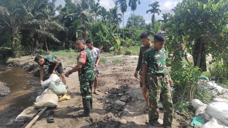 Pembangunan jembatan Garuda Armco Tahap IV Terus Berlanjut, TNI dan Warga Bangun Tanggul Penahan Air