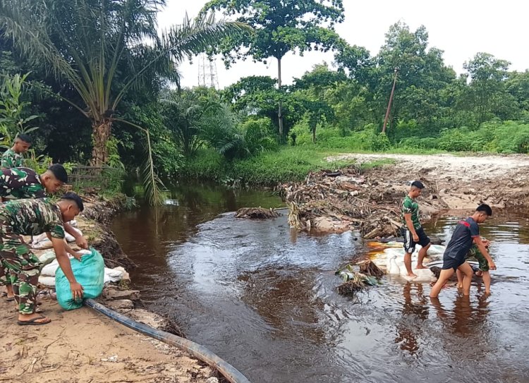 Tanggul Jebol Akibat Banjir, Personel Kodim 0301/Pekanbaru Bergerak Cepat Lakukan Perbaikan