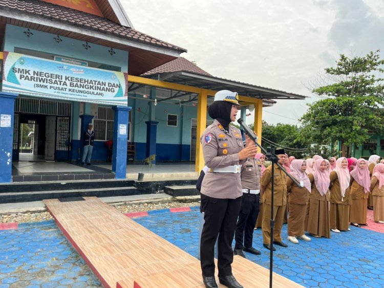 SATLANTAS POLRES KAMPAR GELAR PGTS DAN GREEN POLICING DI SMK KESEHATAN & PARIWISATA – BERI EDUKASI LALU LINTAS, BIBIT TANAMAN, DAN HELM