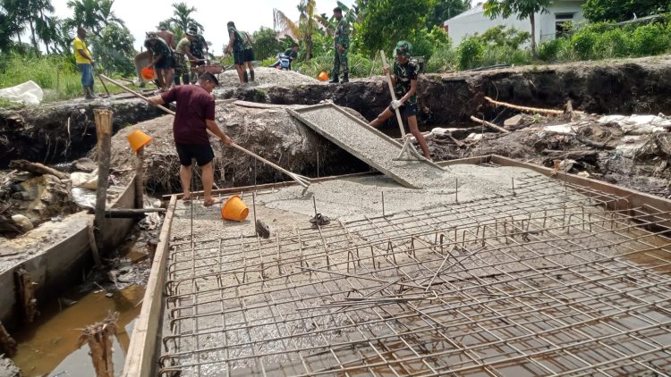 Kompak dan Penuh Semangat, TNI-Warga Laksanakan Pengecoran Jembatan di Jalan Fajar