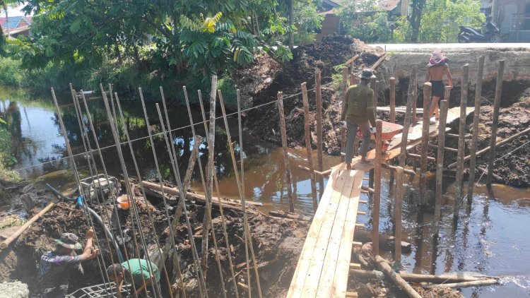 Pembangunan Jembatan Garuda Beton Tahap IV Terus Berjalan, TNI dan Warga Kompak Pasang Rangka Besi Cor