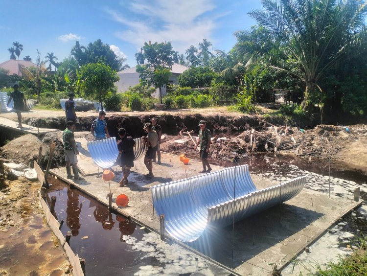 Semangat Kebersamaan Warnai Pemasangan Armco Jembatan Garuda di Labuh Baru Barat