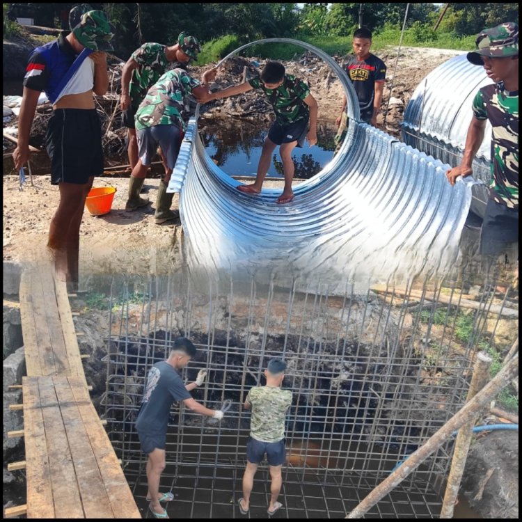 Semangat Idul Adha, Personel Kodim 0301/Pekanbaru Tetap Lanjutkan Pembangunan Jembatan Garuda