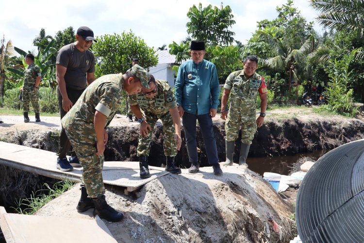Kasdam XIX/Tuanku Tambusai Tinjau Pembangunan Tiga Jembatan untuk Akses Masyarakat di Payung Sekaki