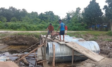 Personel Kodim 0301/Pbr Laksanakan Pengecoran Headwall dan Wing Wall Armco pada Pembangunan Jembatan Garuda Tahap I
