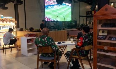 Babinsa Kodim 0301/Pekanbaru Pererat Kebersamaan Warga Melalui Nobar Piala Dunia 2026