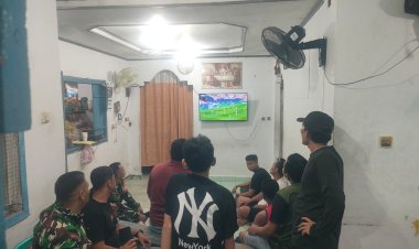 Kebersamaan Tanpa Batas, Babinsa dan Warga Nobar FIFA World Cup 2026 di Tanjung Rhu