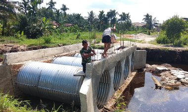 Pembangunan Jembatan Garuda Armco Terus Berlanjut, TNI dan Warga Fokus Kerjakan Pagar Jembatan