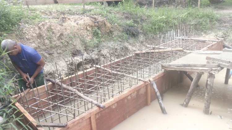 Pembangunan Jembatan Garuda Armco Tahap I Terus Dikebut, TNI dan Warga Lanjutkan Pengecoran Pondasi