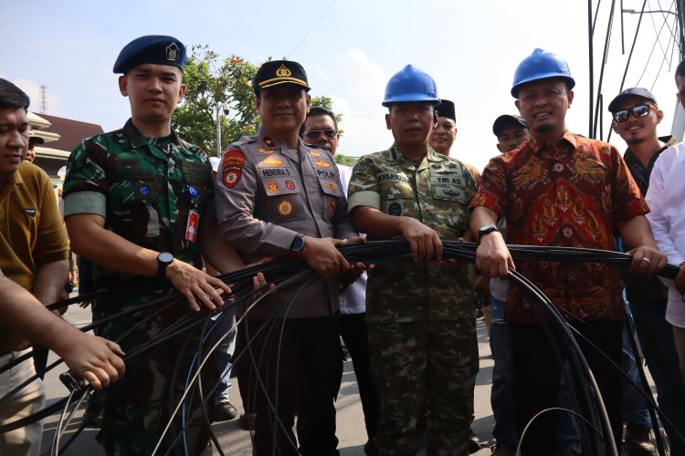 Dandim 0301/Pekanbaru Hadiri Penertiban Kabel Fiber Optik Tak Berizin di Jalan Ronggowarsito