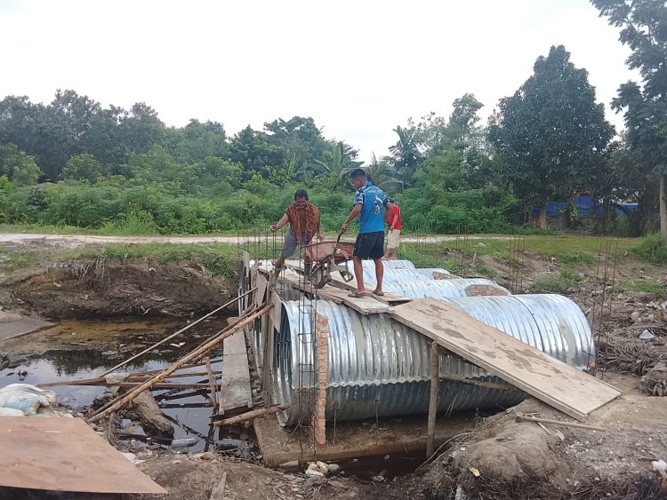 Personel Kodim 0301/Pbr Laksanakan Pengecoran Headwall dan Wing Wall Armco pada Pembangunan Jembatan Garuda Tahap I