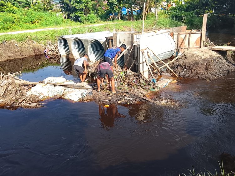 Pasca Banjir, Kodim 0301/Pekanbaru Bersihkan Tiga Titik Pembangunan Jembatan Garuda