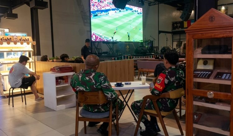 Babinsa Kodim 0301/Pekanbaru Pererat Kebersamaan Warga Melalui Nobar Piala Dunia 2026