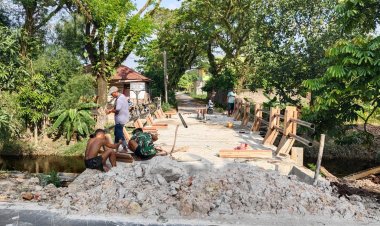 Pemasangan Railing Jadi Penanda Pembangunan Jembatan Garuda Beton Kian Mendekati Tahap Penyelesaian