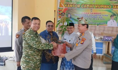 Pisah Sambut Camat Rumbio Jaya, Kapolsek Kampar Berikan Bibit Pohon Wujud Gerakan Green Policing