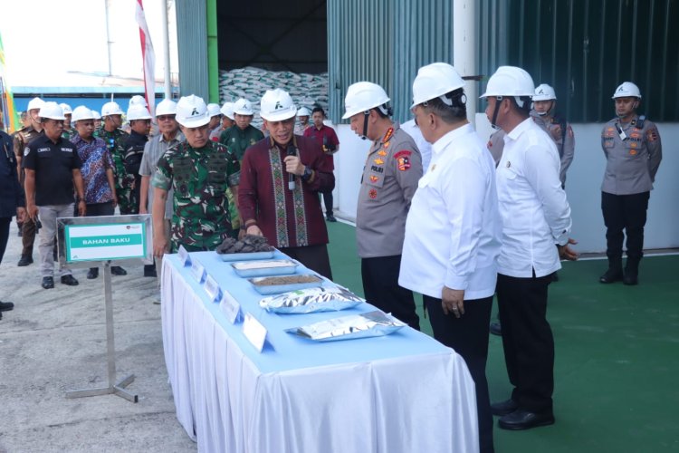 Kapolri Tinjau Pabrik Pupuk Batu Bara Di Kampar – Lepas Distribusi 80 Ton Untuk 5 Kelompok Tani Riau, Kapolres Kampar Awasi Keamanan