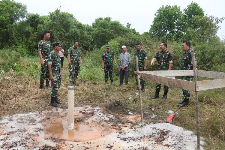Tim Karhutla Mabes TNI Tinjau Pembuatan Sumur Bor di Wilayah Kodim 0301/Pekanbaru