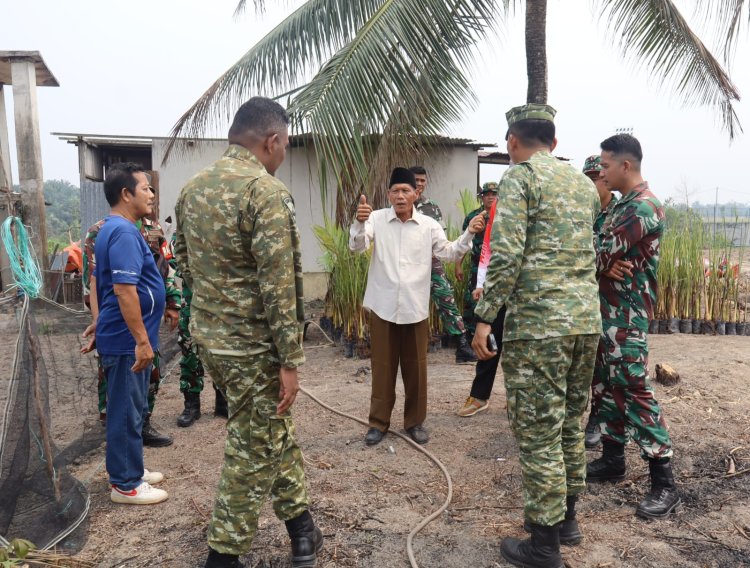 Cegah Kebakaran Hutan dan Lahan, Tim Mabes TNI Komsos dengan Warga Pebatuan
